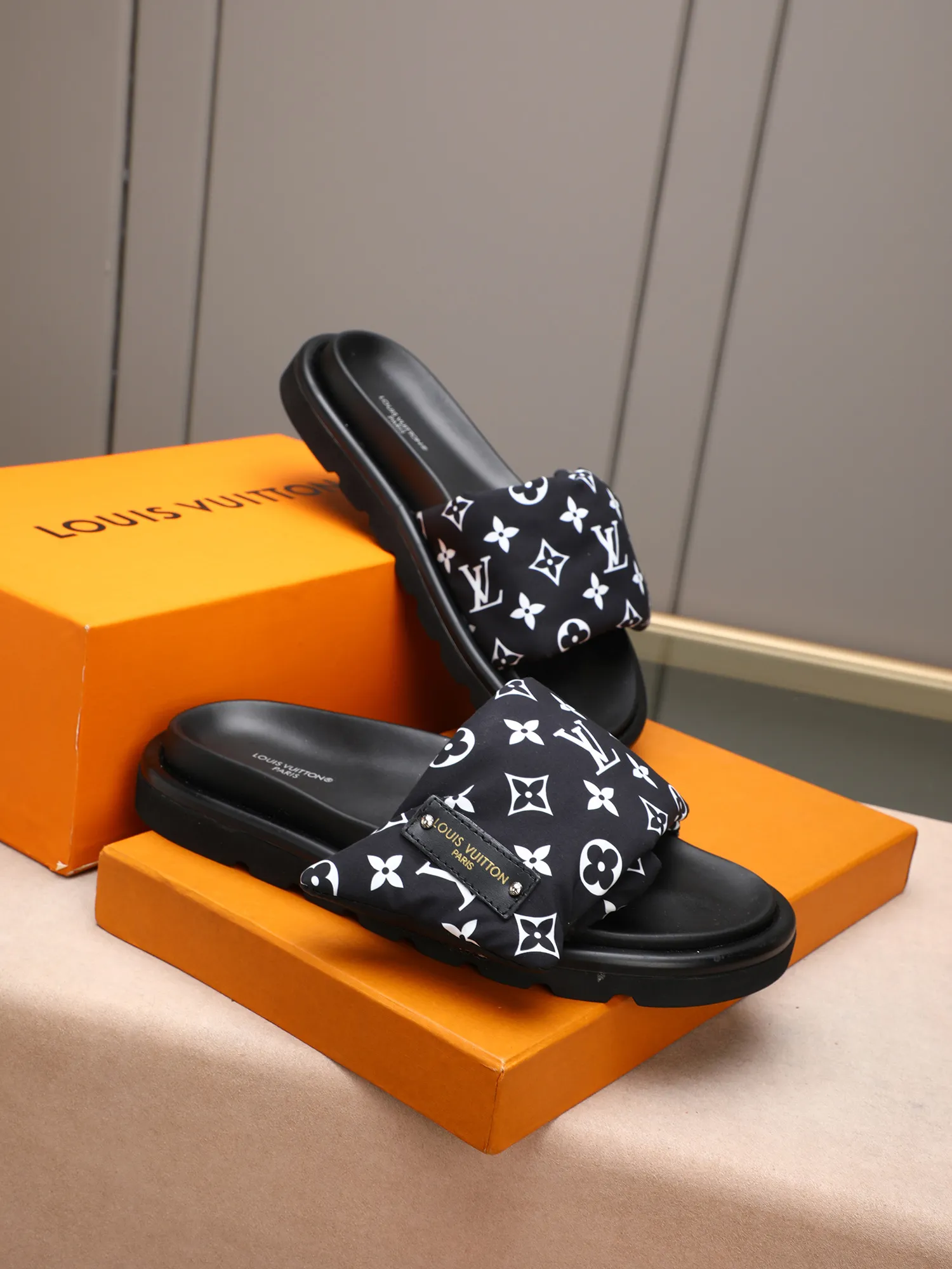 PP360 [LOUIS VUITTON] Louis Vuitton, LV printing, men's and women's slippers are on the market. The drawer box packaging comes with a cloth bag and a card. The upper pattern looks very soft and waxy, and it is a super versatile leg slimming tool. Fabric: imported denim/canvas/old fabric, LV hardware LOGO, official website pattern printing, comfortable to wear, feet: high-elastic PU water table. Sole: foam sole, heel height: about 5cm. Code number: 35-46, 35, 45, 46 are custom-made and non-returnable. Color: multiple colors and styles available.